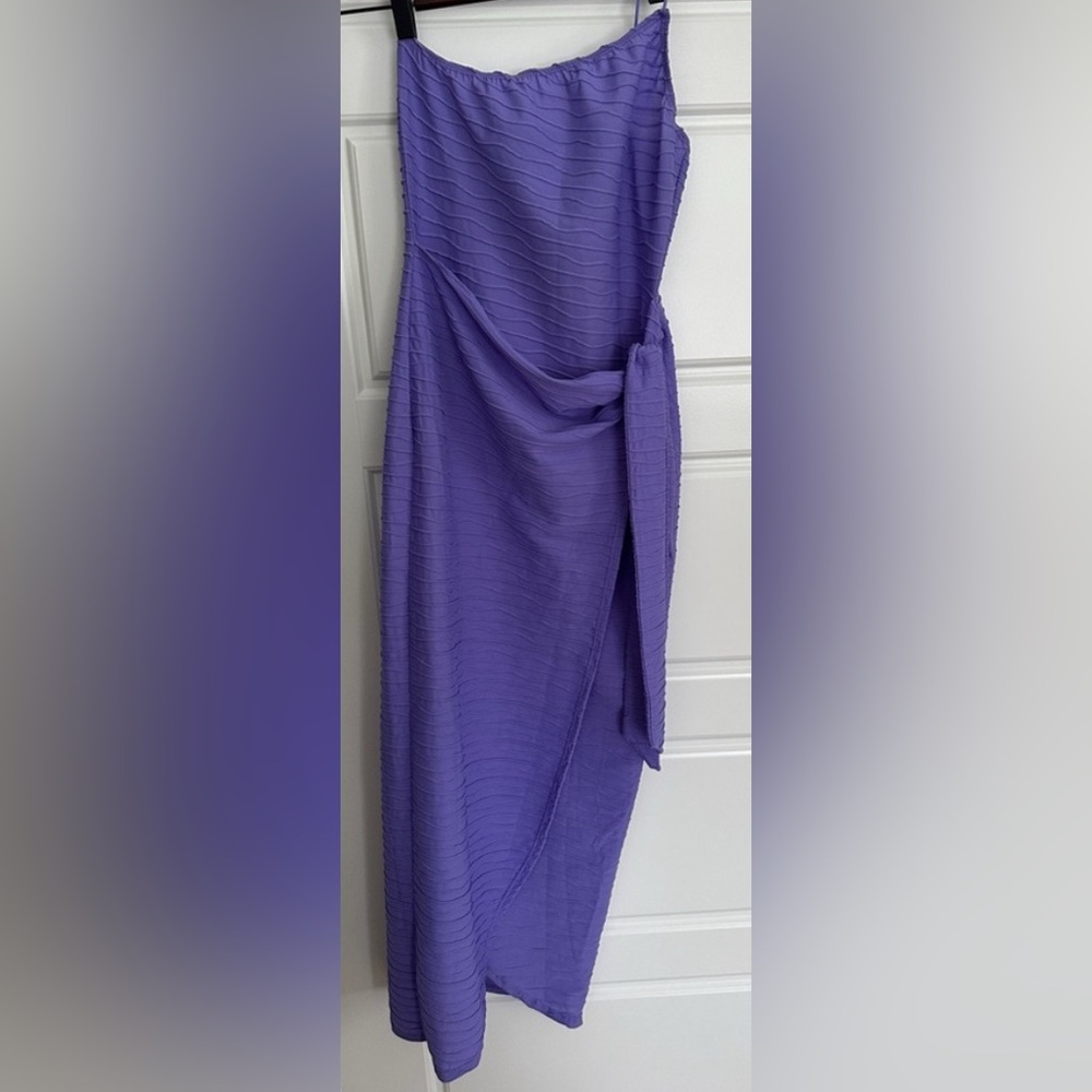 PRETTY LITTLE THING - Purple Textured Single Strapped MIDI Dress